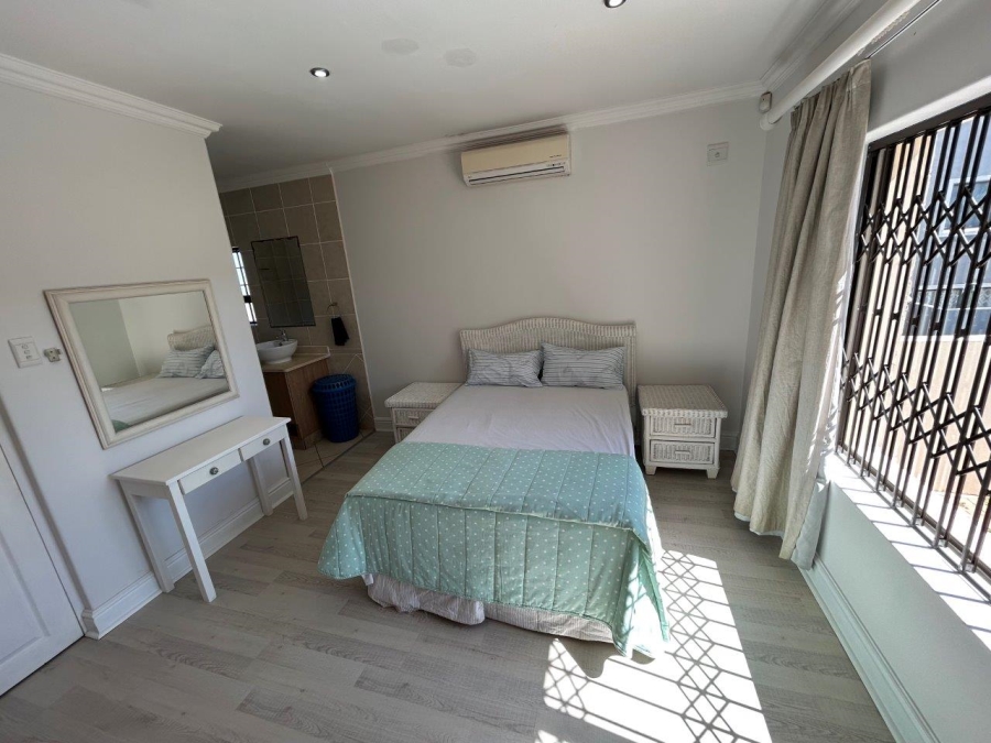 9 Bedroom Property for Sale in Wavecrest Eastern Cape